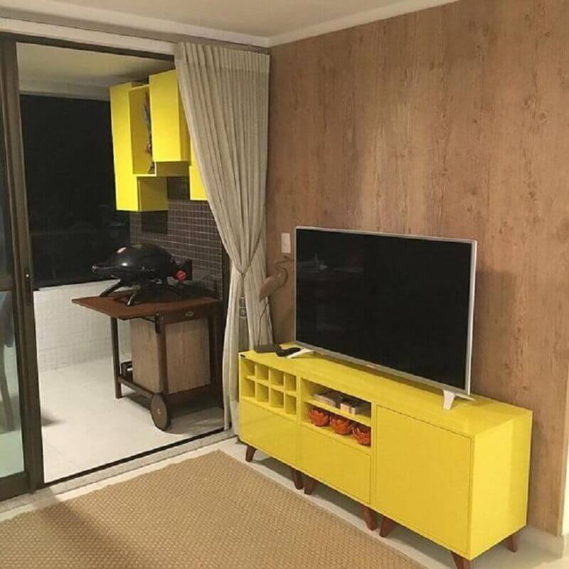 sala decorada com rack retrô amarelo sala decorada com rack retrô amarelo Foto Pinterest