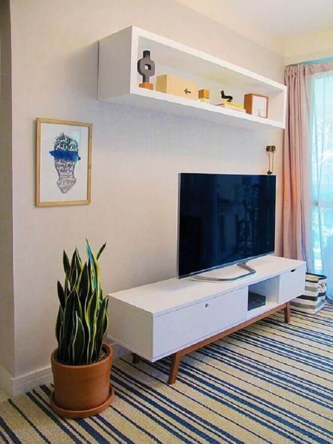 sala decorada com tapete listrado e rack retrô off white sala decorada com tapete listrado e rack retrô off white Foto Pinterest